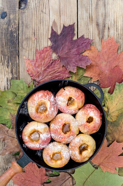 Pommes au four avec sucre, plat d'automne, dessert.