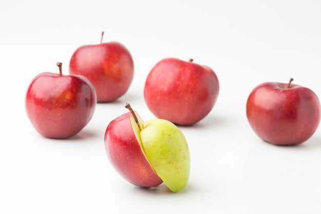 Pommes biologiques alignées sur table