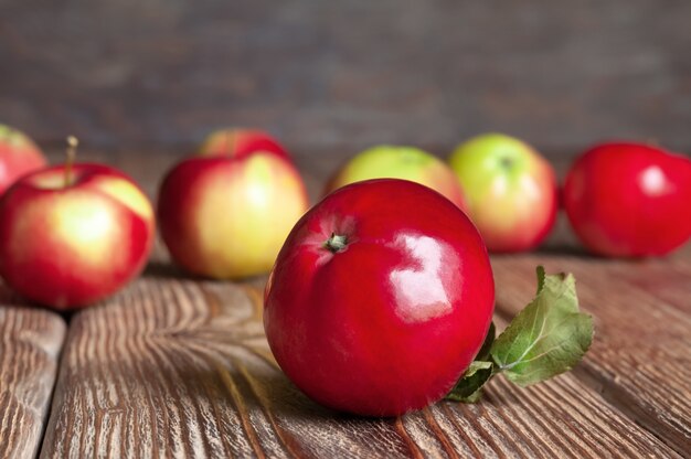 Photo pommes biologiques mûres sur une table en bois. notion de récolte