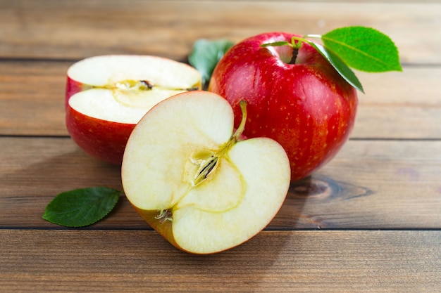 Pommes biologiques rouges sur table