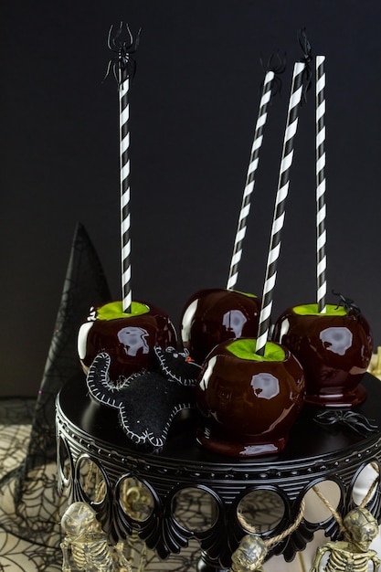 Pommes de bonbons maison pour la fête d'Halloween sur la table.