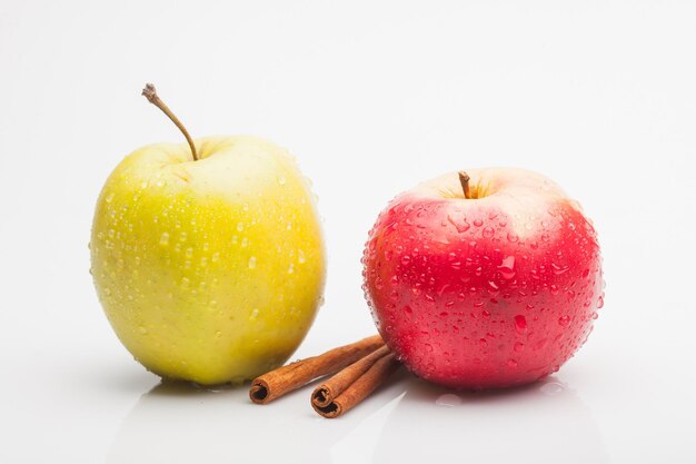 Pommes et cannelle isolés sur blanc