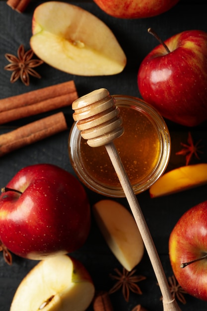 Pommes, cannelle et miel sur bois, vue de dessus