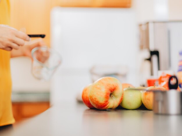 Photo des pommes sur le comptoir de la cuisine à la maison