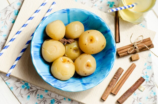 Pommes en conserve sucrées pour l'hiver dans une assiette