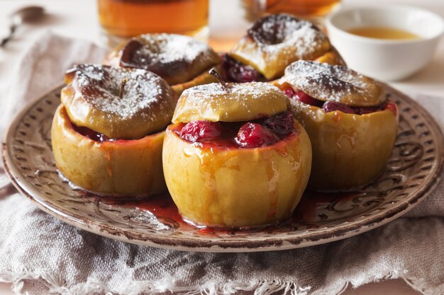 Pommes cuites avec de la canneberge et de la poudre de sucre