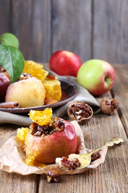 Des pommes cuites sur table sur un fond en bois