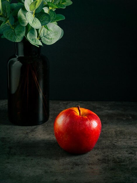 Pommes dans un concept discret dramatique avec un fond sombre dans des angles variés