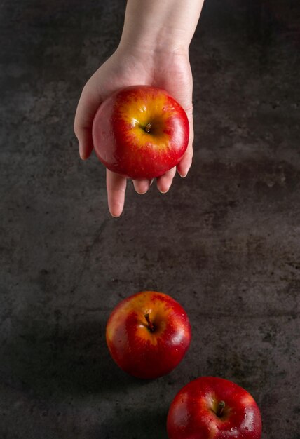 Pommes dans un concept discret dramatique avec un fond sombre dans des angles variés