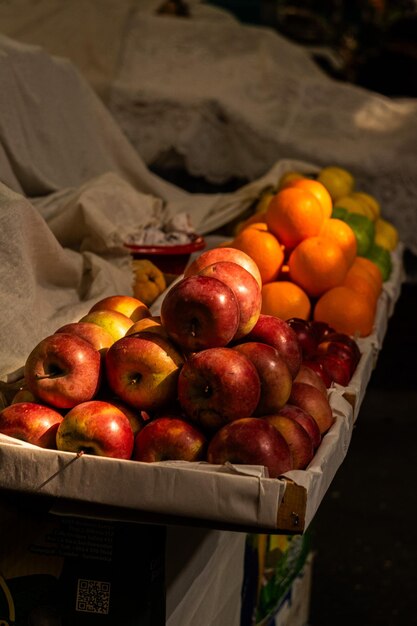 Pommes dans la lumière chaude du marché