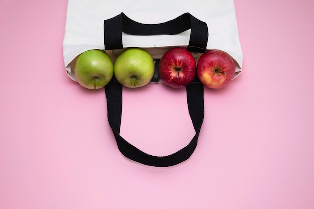 Pommes dans un sac en tissu