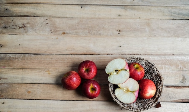 Les pommes déchirent rouge dans le panier. vue de dessus