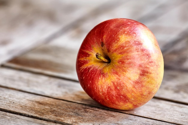 Pommes Un délicieux fruit rouge mûr sur une table cueillie pendant la saison de récolte estivale pour un mode de vie sain ou végétalien végétarien Gros plan d'une pomme fraîche récoltée avec espace de copie