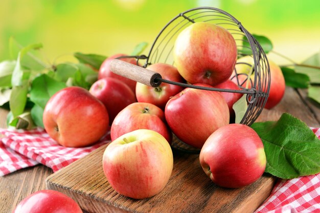 Pommes douces dans un panier en osier sur table sur fond clair