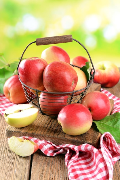 Pommes douces dans un panier en osier sur table sur fond clair