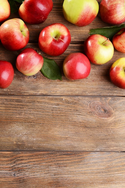 Pommes douces sur fond de bois