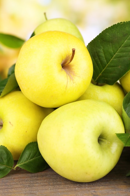 Pommes douces mûres avec des feuilles sur fond de nature