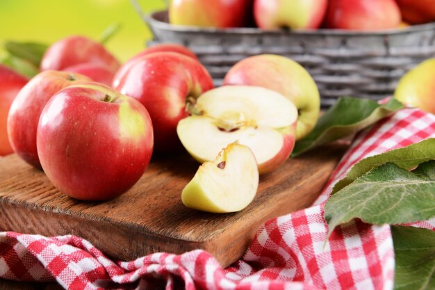 Pommes douces sur table sur fond clair