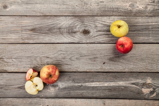 Pommes entières et tranchées sur table en bois