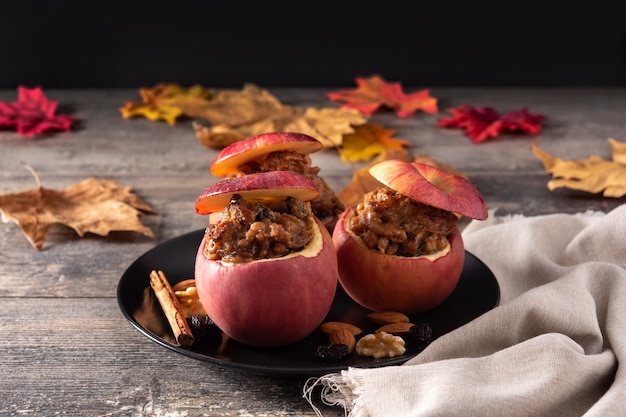 Pommes farcies cuites au four avec des noix isolés sur table en bois