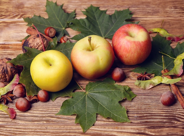 Pommes à feuilles vertes sur une table en bois