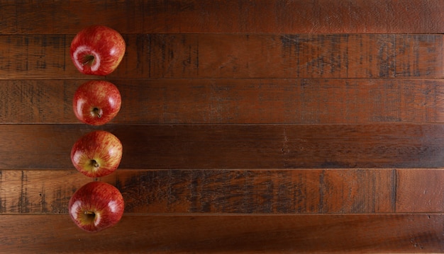 Photo pommes sur fond de bois