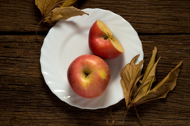 Pommes sur fond en bois