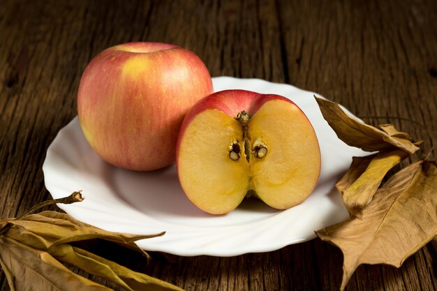 Pommes sur fond en bois