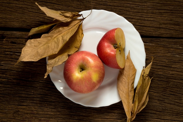 Pommes sur fond en bois