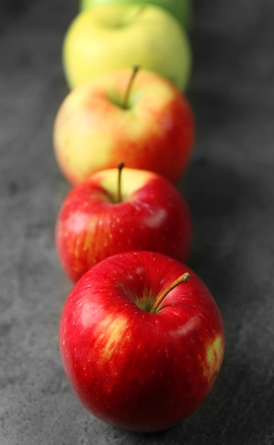 Pommes sur fond gris foncé