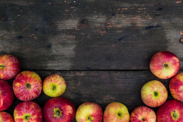 Pommes sur fond de table en bois