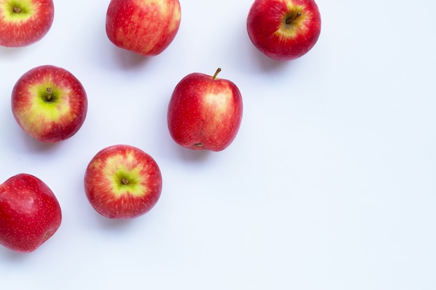 Pommes fraîches sur blanc