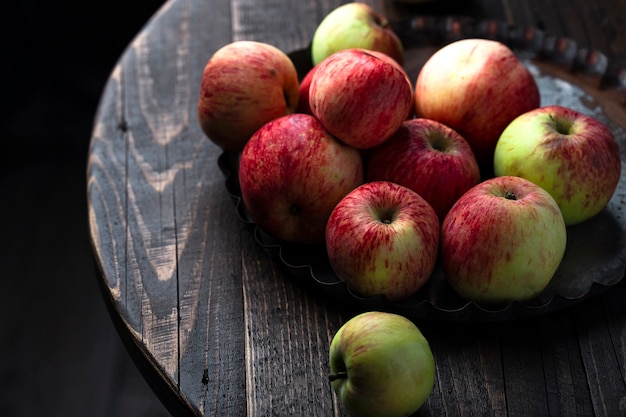 Pommes fraîches dans un bol sur une table en bois