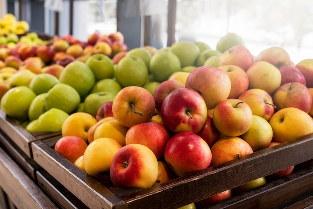 Pommes fraîches dans le magasin sur le comptoir vitrine commerce fruits frais et vitamines alimentation saine et régime alimentaire