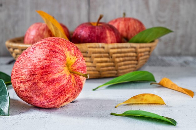 Pommes fraîches dans le panier