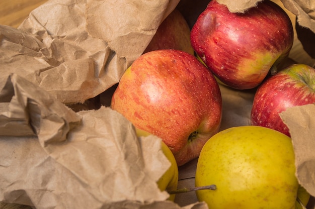 Pommes fraîches dans un sac en papier