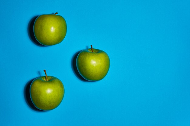 Pommes fraîches sur fond bleu