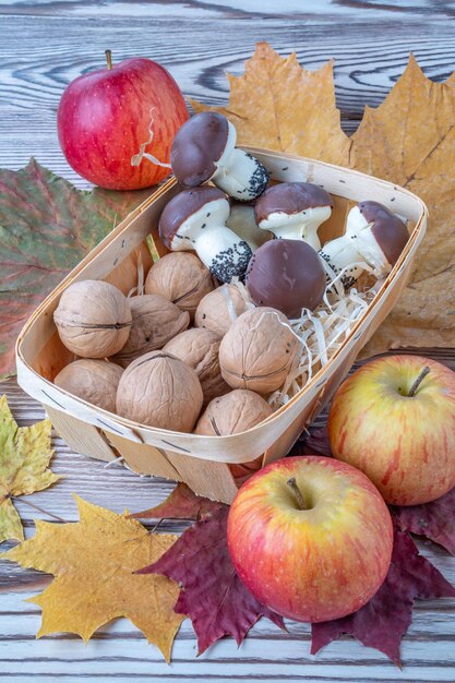 Pommes fraîches sur fond de feuilles d'érable fruits sur fond de bois antique