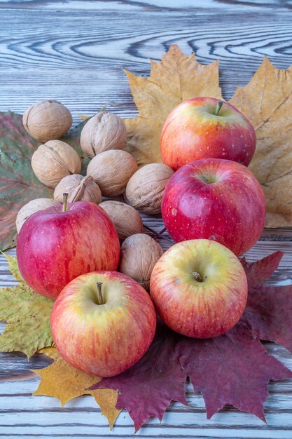 Pommes fraîches sur fond de feuilles d'érable fruits sur fond de bois antique