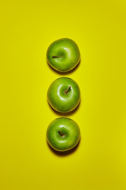 Pommes fraîches sur fond jaune