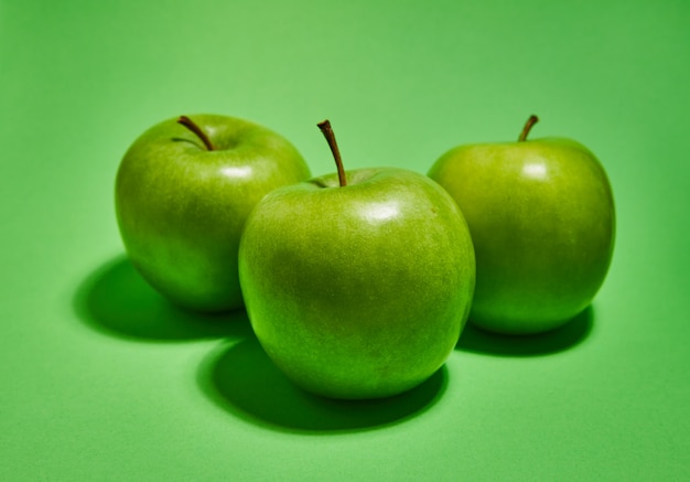 Pommes fraîches sur fond vert