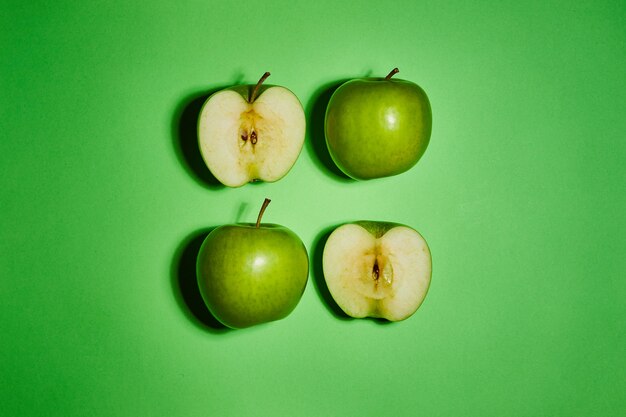 Pommes fraîches sur fond vert