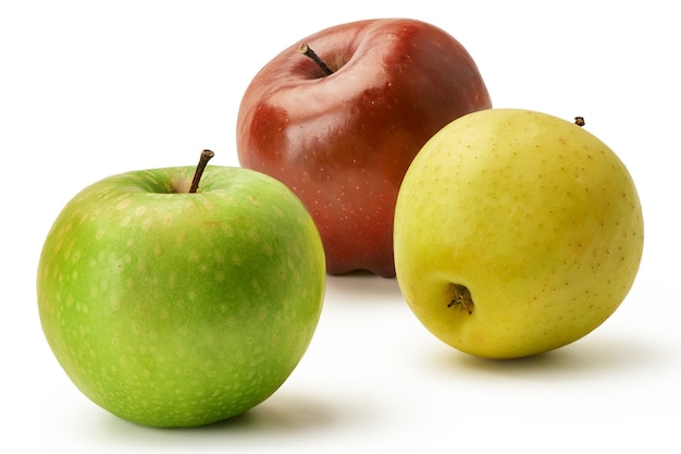 Les pommes fraîches Granny Smith, Golden et Red Delicious sont isolées sur un fond blanc. Trois pommes entières.