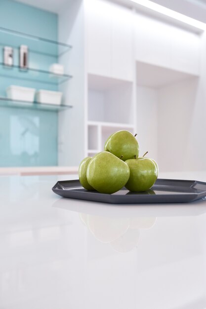 Pommes fraîches intérieures sur la table