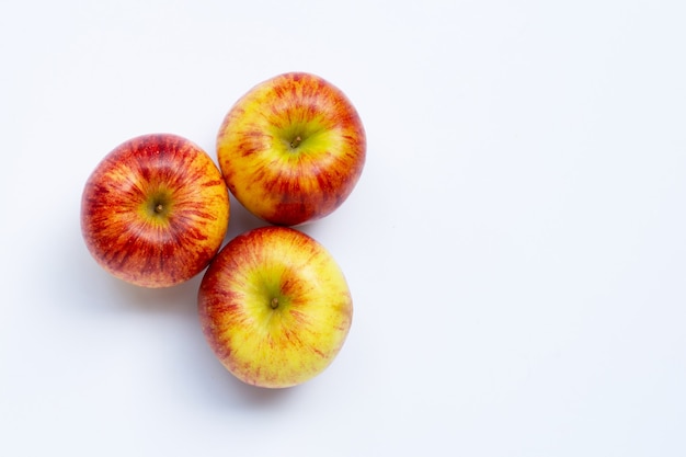 Pommes fraîches isolées