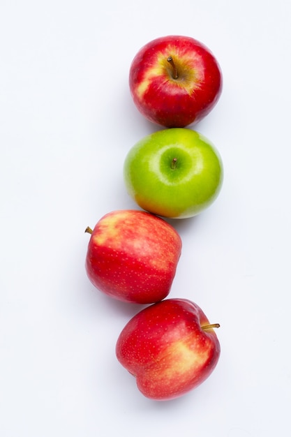 Pommes fraîches isolées