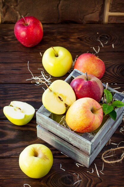 Pommes fraîches et juteuses dans une boîte en bois