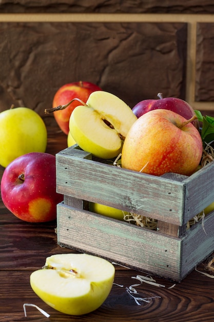 Pommes fraîches et juteuses dans une boîte en bois