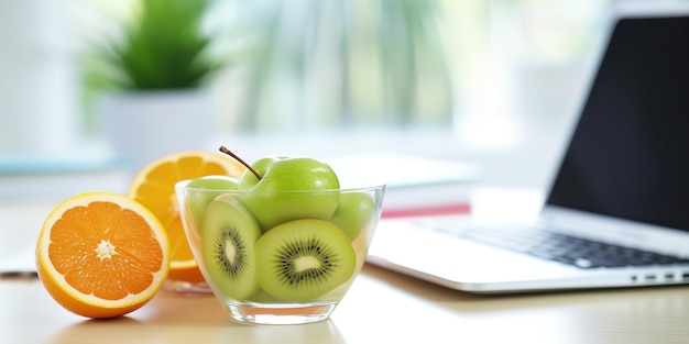 Pommes fraîches kiwis et oranges avec un ruban à mesurer et un verre d'eau propre sur la table de bureau