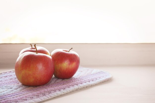 Pommes fraîches sur le rebord de la fenêtre